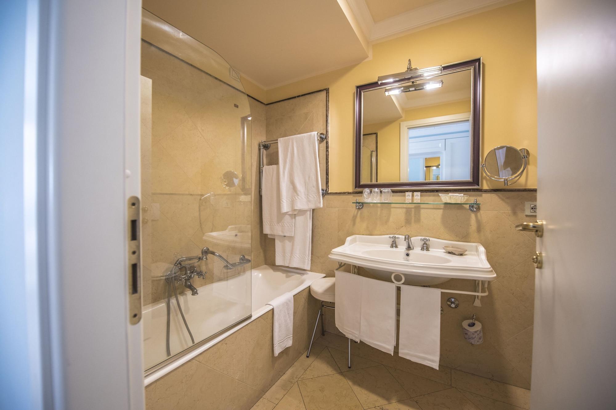 Daphne Hotel