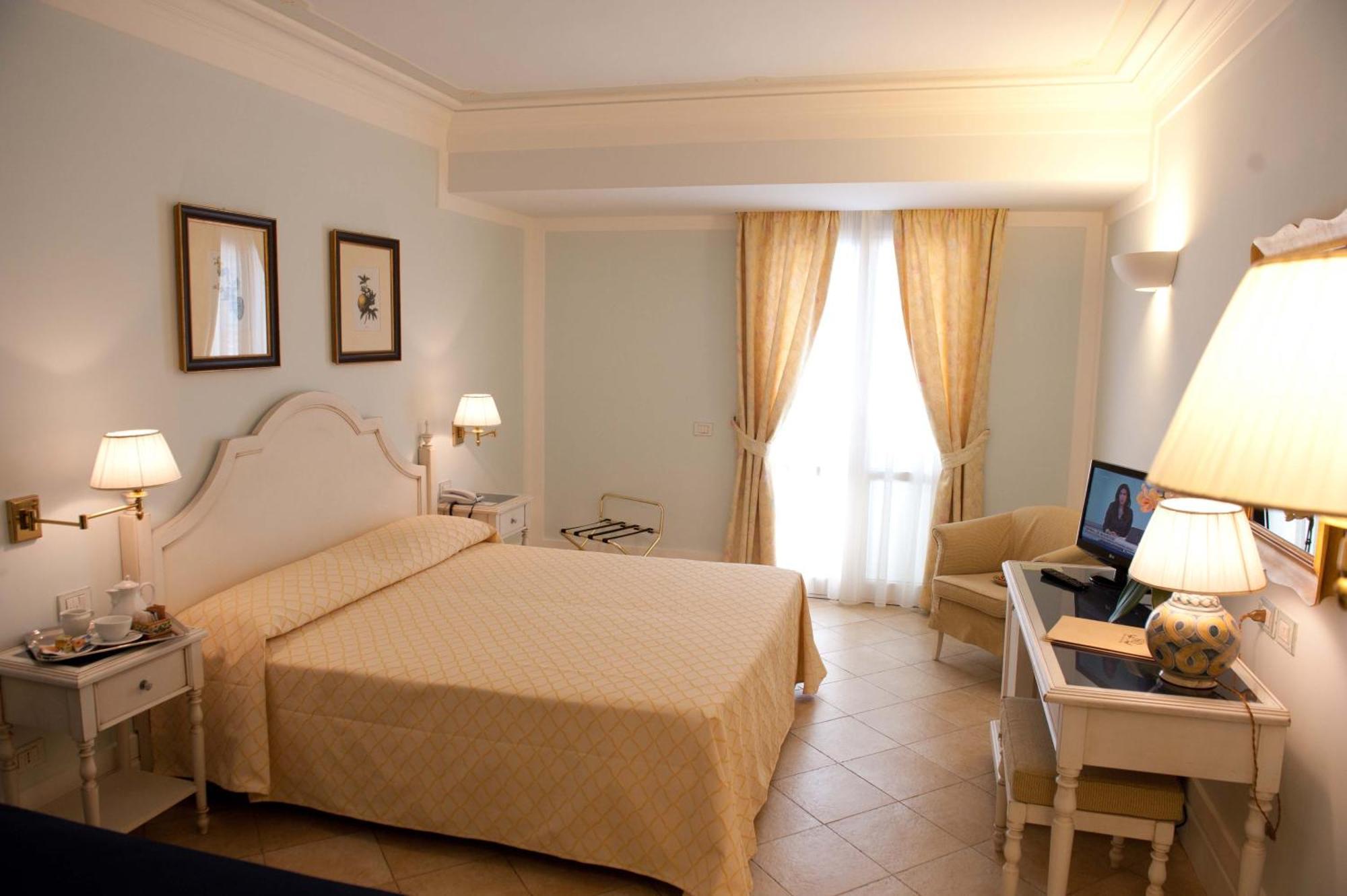 Hotel Daphne Giardini-Naxos
