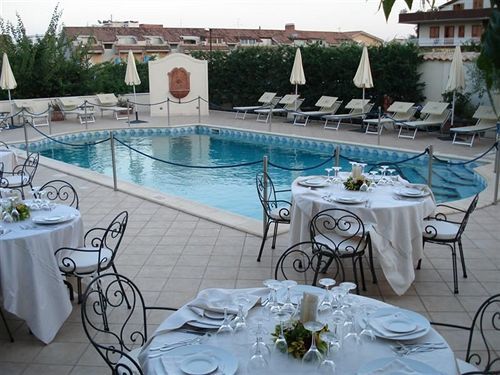 Daphne Hotel 4*