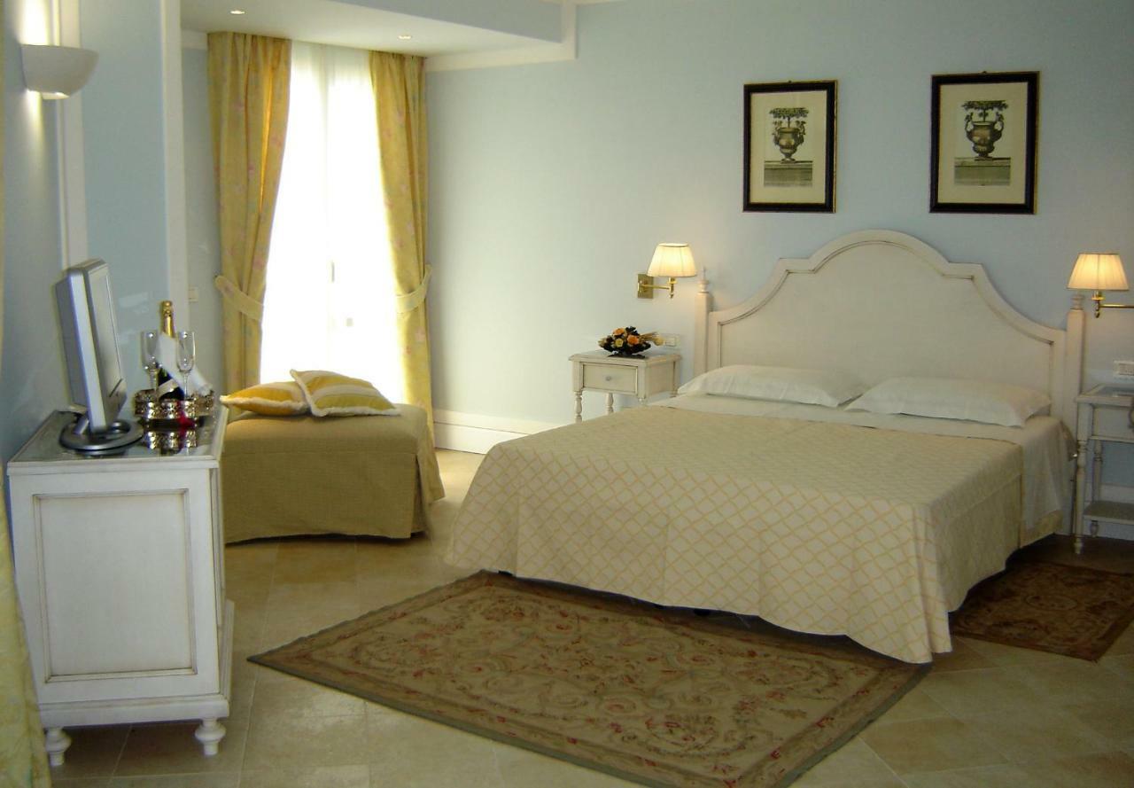 Daphne Hotel 4*